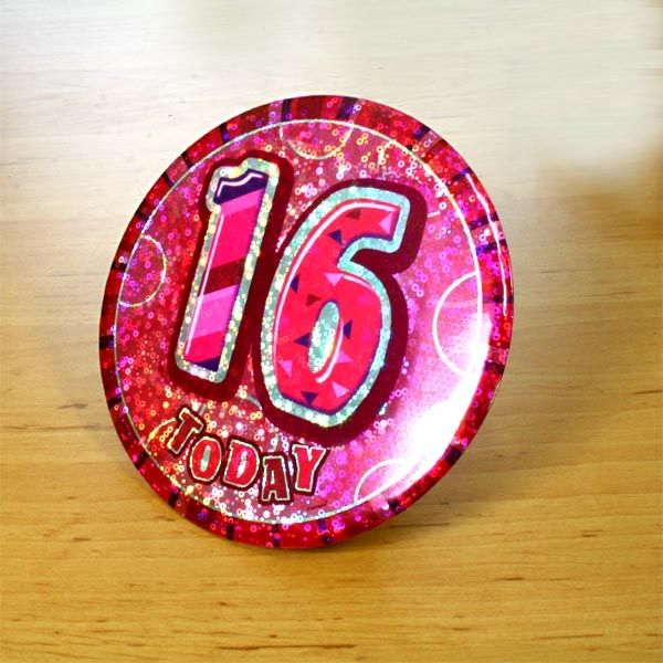 Bild von Zahl 16 auf Glitzer-Button, 15cm, mit Anstecknadel