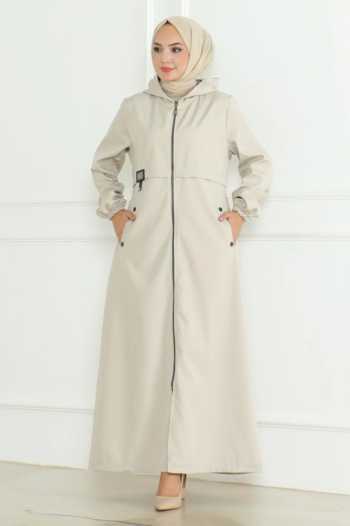 Bild von Modamihram Beigefarbener Trenchcoat – Mit Wappen Und Reißverschluss für Damen - 38