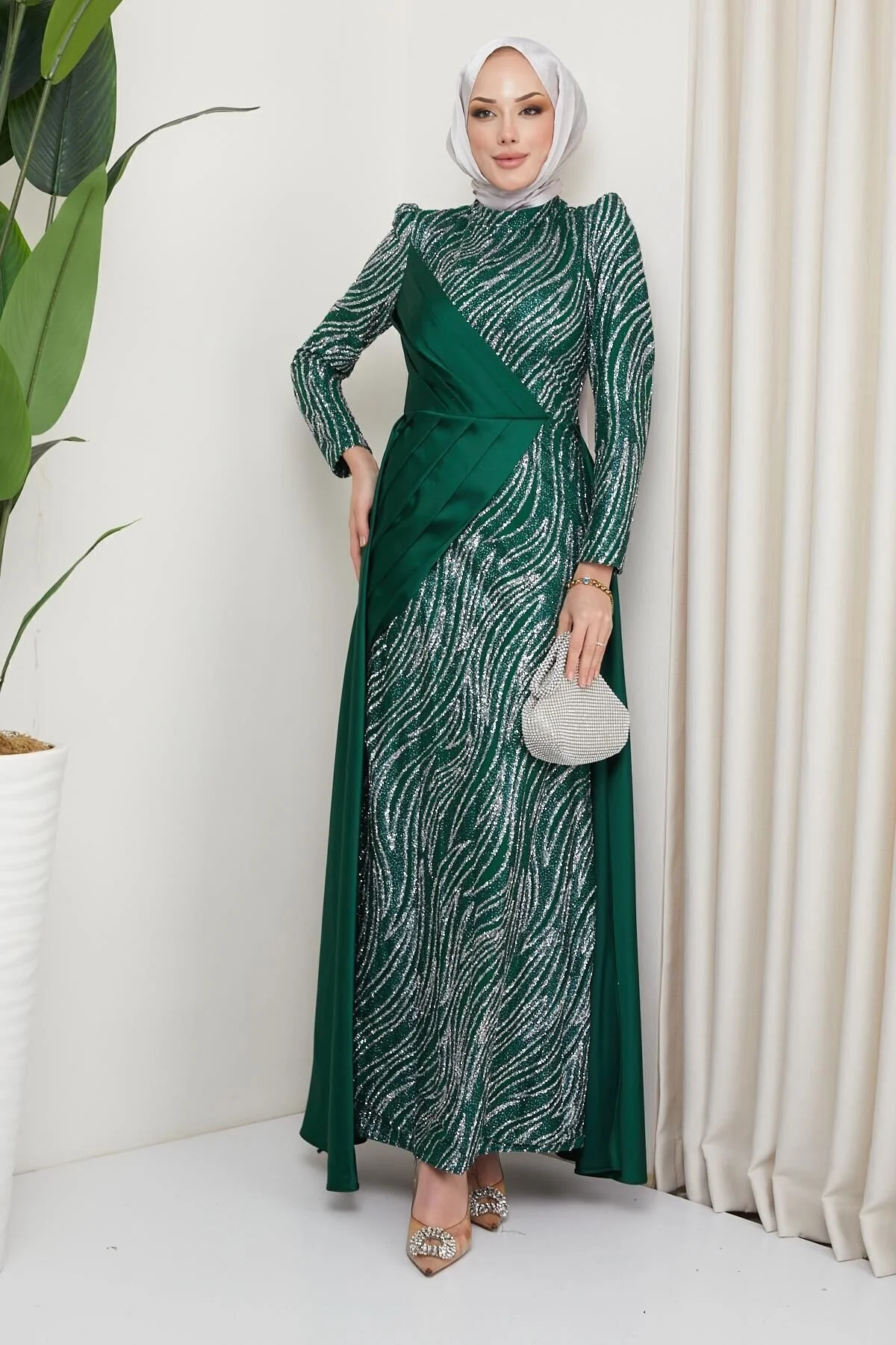 Bild von Olcay Abendkleid Aus Tüll Und Satin Mit Schmucksteinen Und Faltendetail Auf Der Vorderseite Grün für Damen - 44