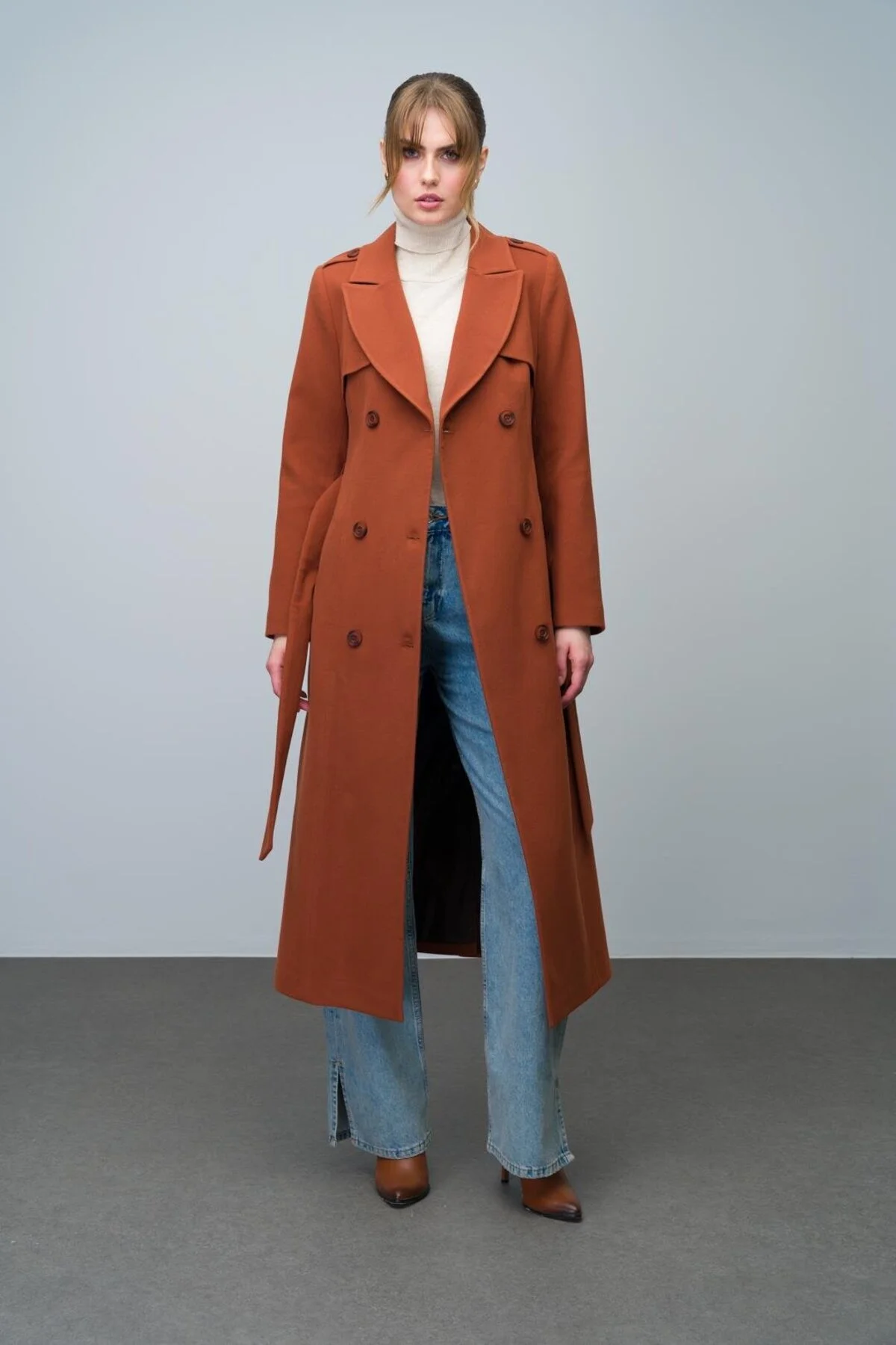 Bild von Olcay Kıremıt Zweireihiger Langer Mantel Mit Cape Und Schulterklappendetail für Damen - 46