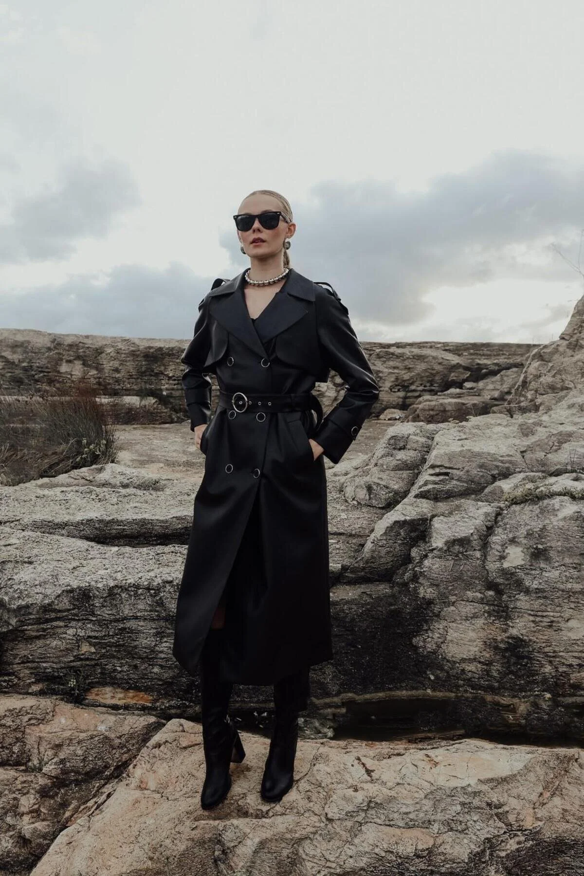 Bild von Olcay Zweireihiger Trenchcoat Aus Leder Mit Raglanärmeln – Schulterklappen Und Umhangdetail, Schwarz für Damen - 38