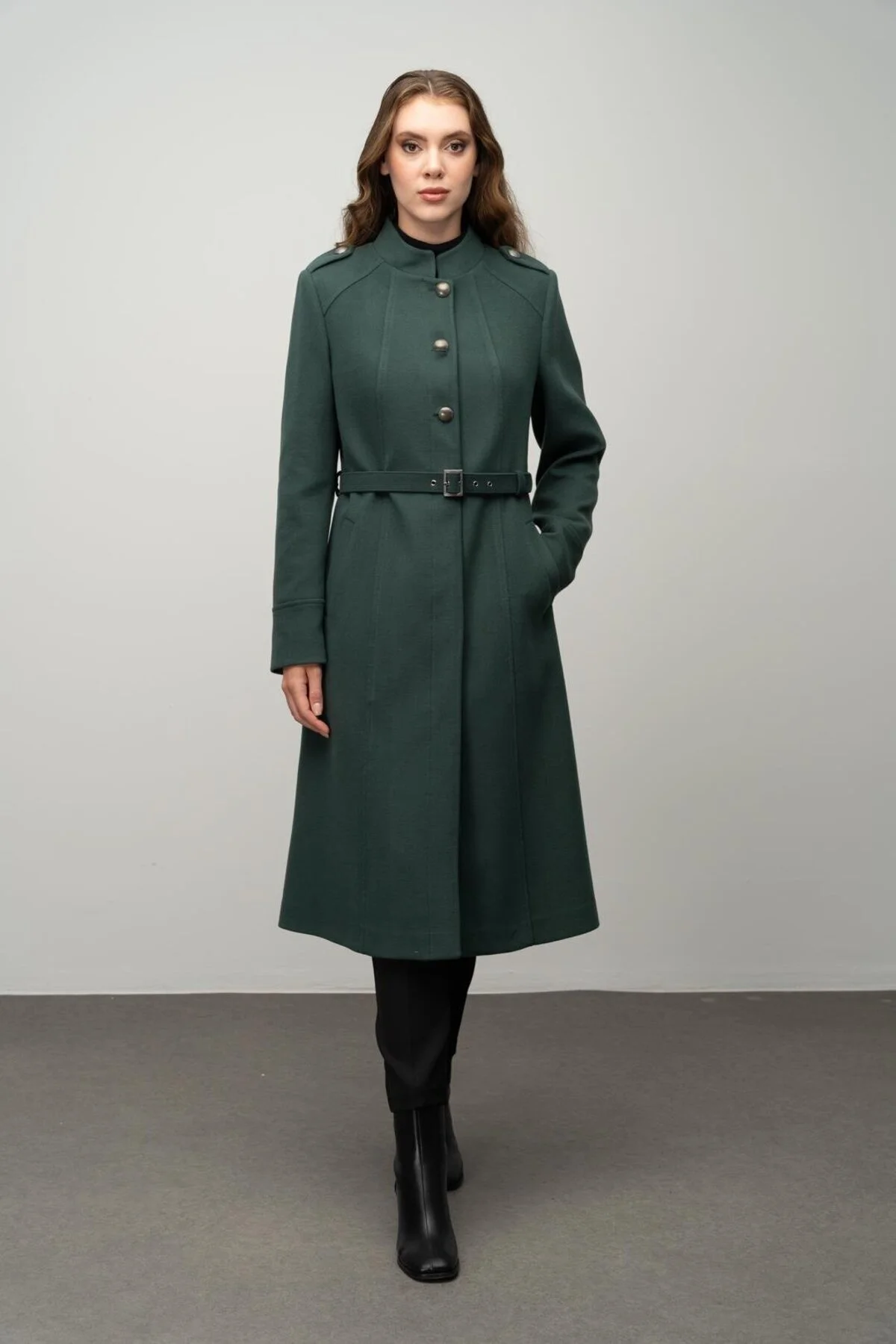 Bild von Olcay Evaze Coat – Stehkragen, Schulterklappendetail, Grün für Damen - 44