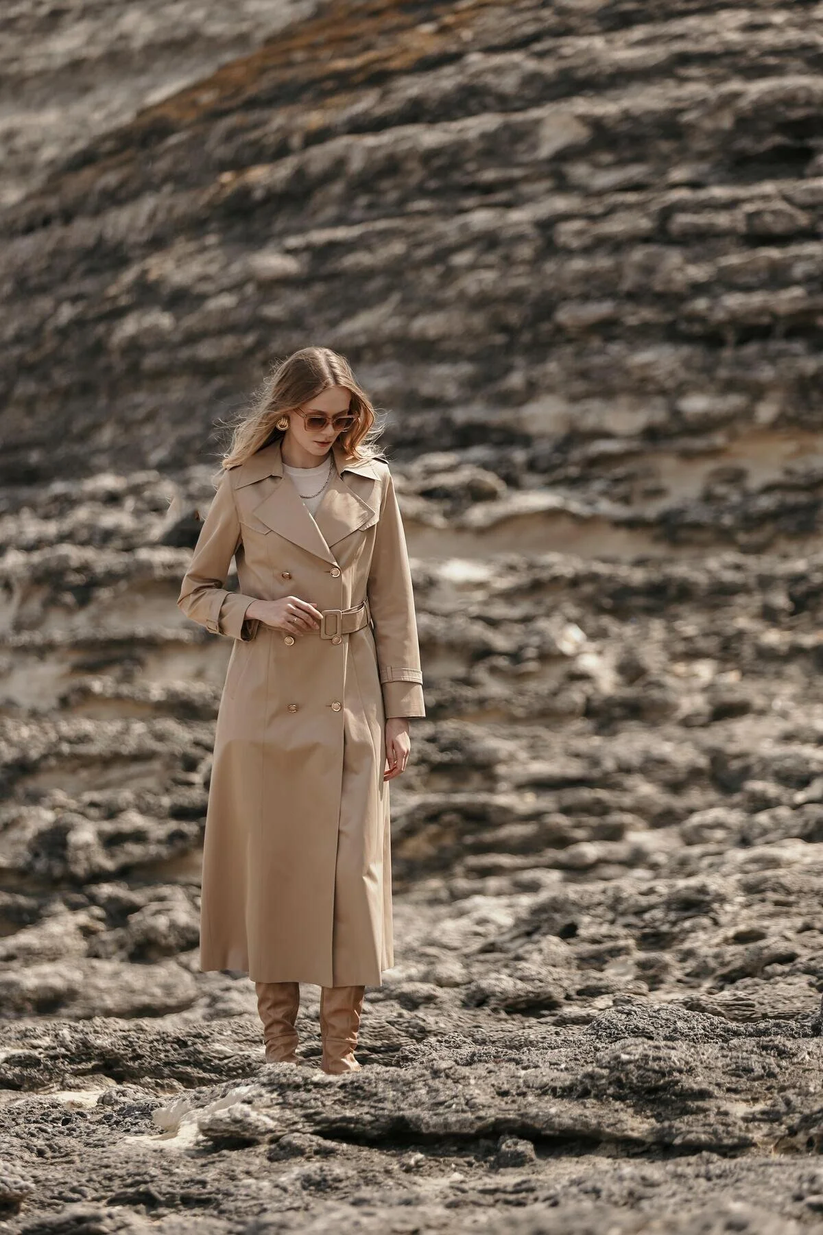 Bild von Olcay Kamel – Zweireihiger, Mittellanger Trenchcoat Mit Epaulet Und Umhang für Damen - 44