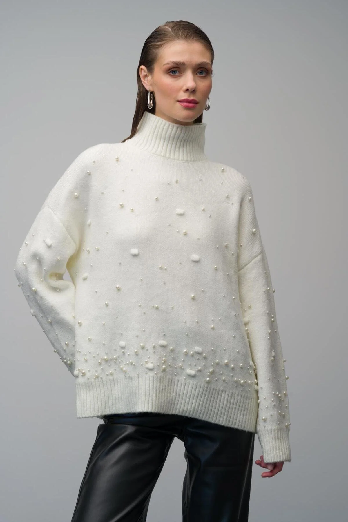 Bild von Olcay Ecru Oversize-strickpullover – Rollkragenpullover Mit Perlendetails für Damen - Standard