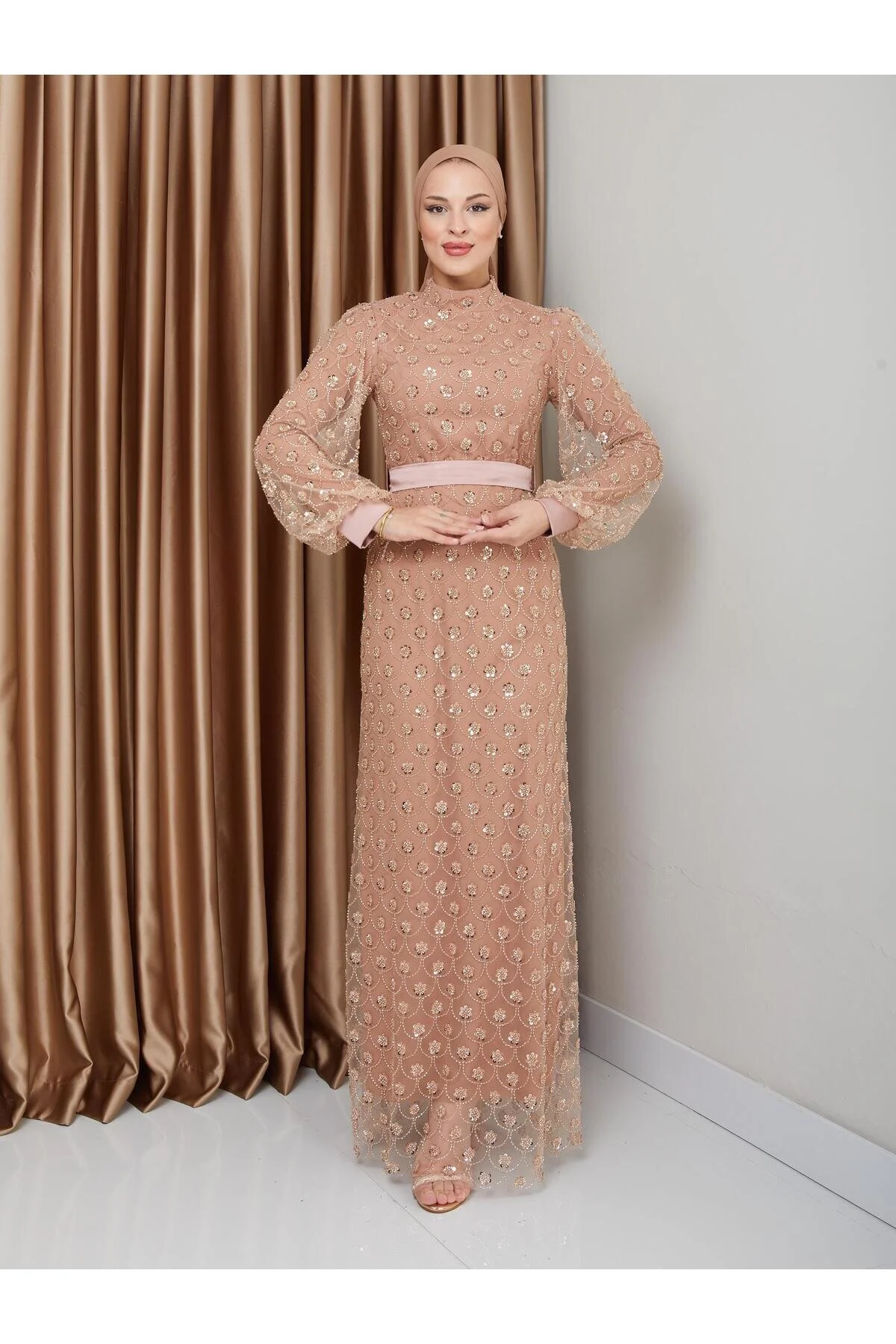 Bild von Olcay Abendkleid Mit Pailletten- Und Perlenstickerei Und Hijab-schärpe – Kamel für Damen - 44