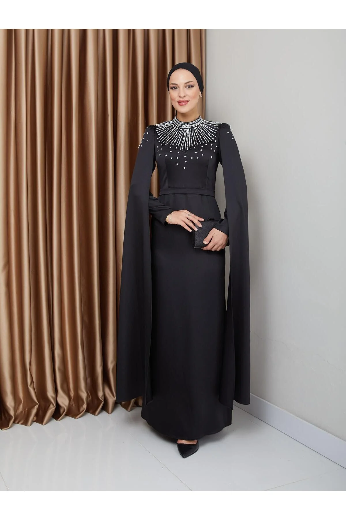 Bild von Olcay Hijab-abendkleid Aus Satin Mit Steinen Und Cape-detail, Schwarz für Damen - 44