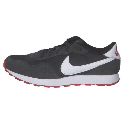 Bild von Nike MD Valiant Youth (CN8558) black/white/dk smoke grey/university red – Sportliche Sneakers für die jungen Abenteurer