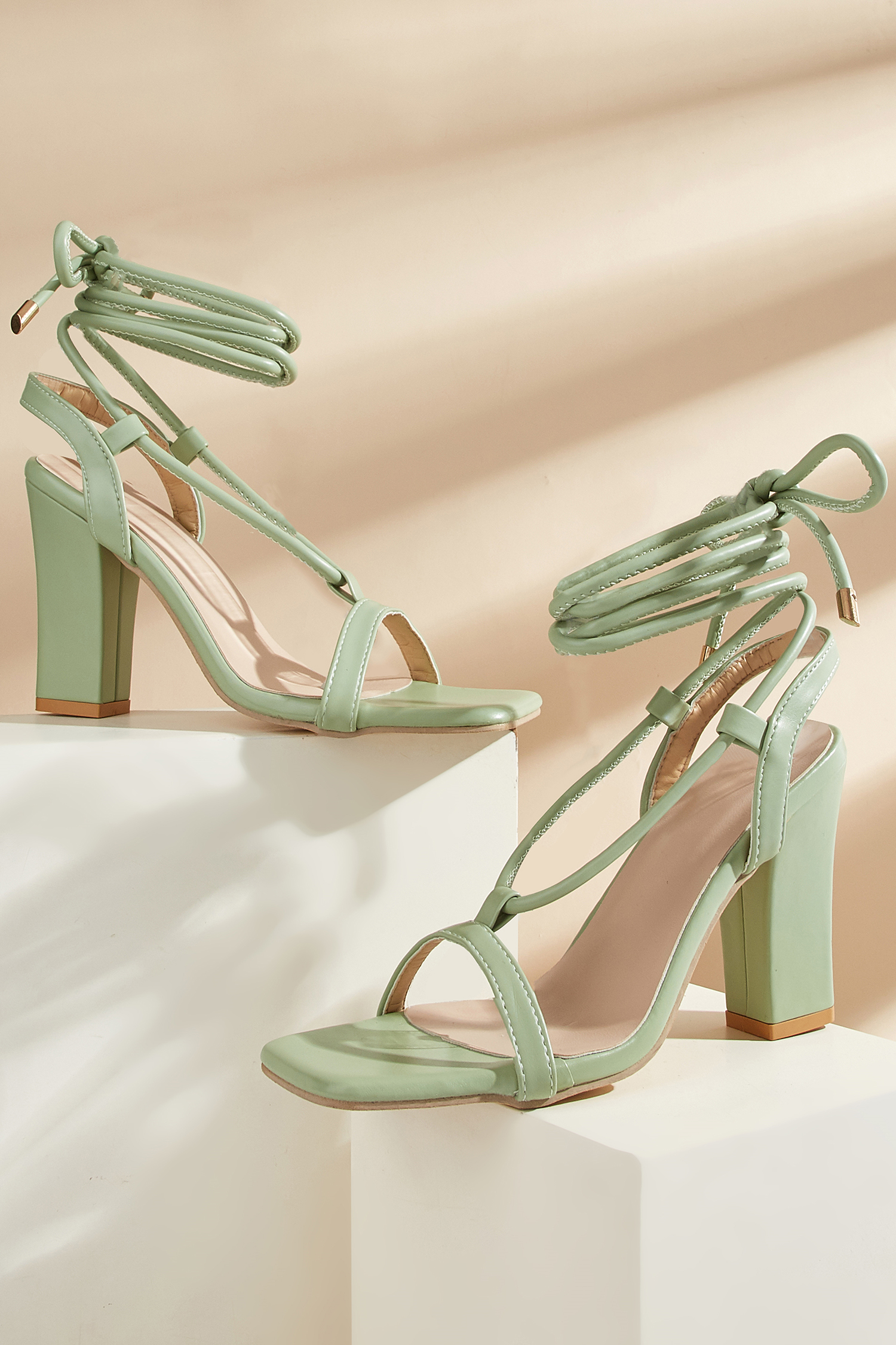 Bild von Blockabsatz-Sandalen mit quadratischer Spitze und Wickeloptik