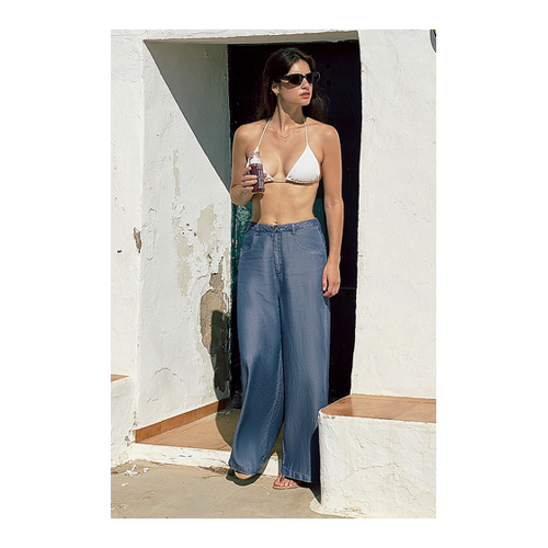Bild von Hochgeschnittene Denim-Jeans mit weitem Bein