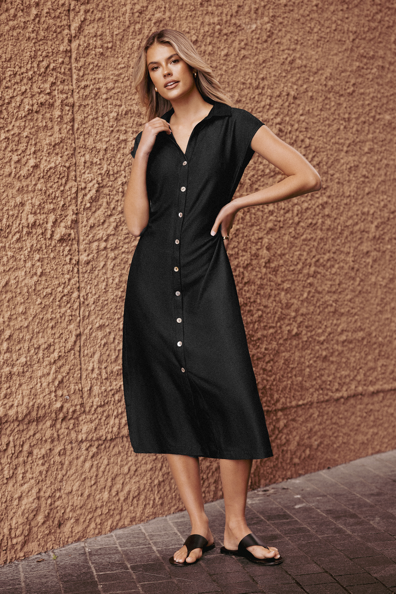 Bild von Schwarzes Midi-Blusenkleid mit Kragen und Knopfleiste