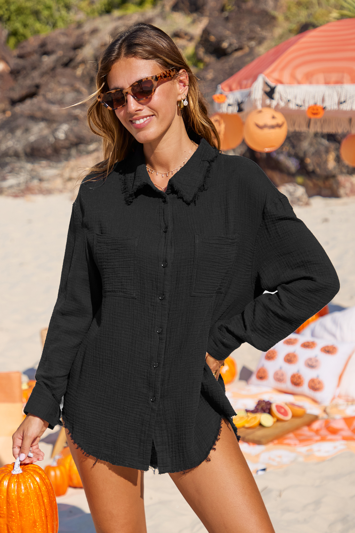 Bild von Schwarze Button-Up-Bluse mit ausgefranstem Saum