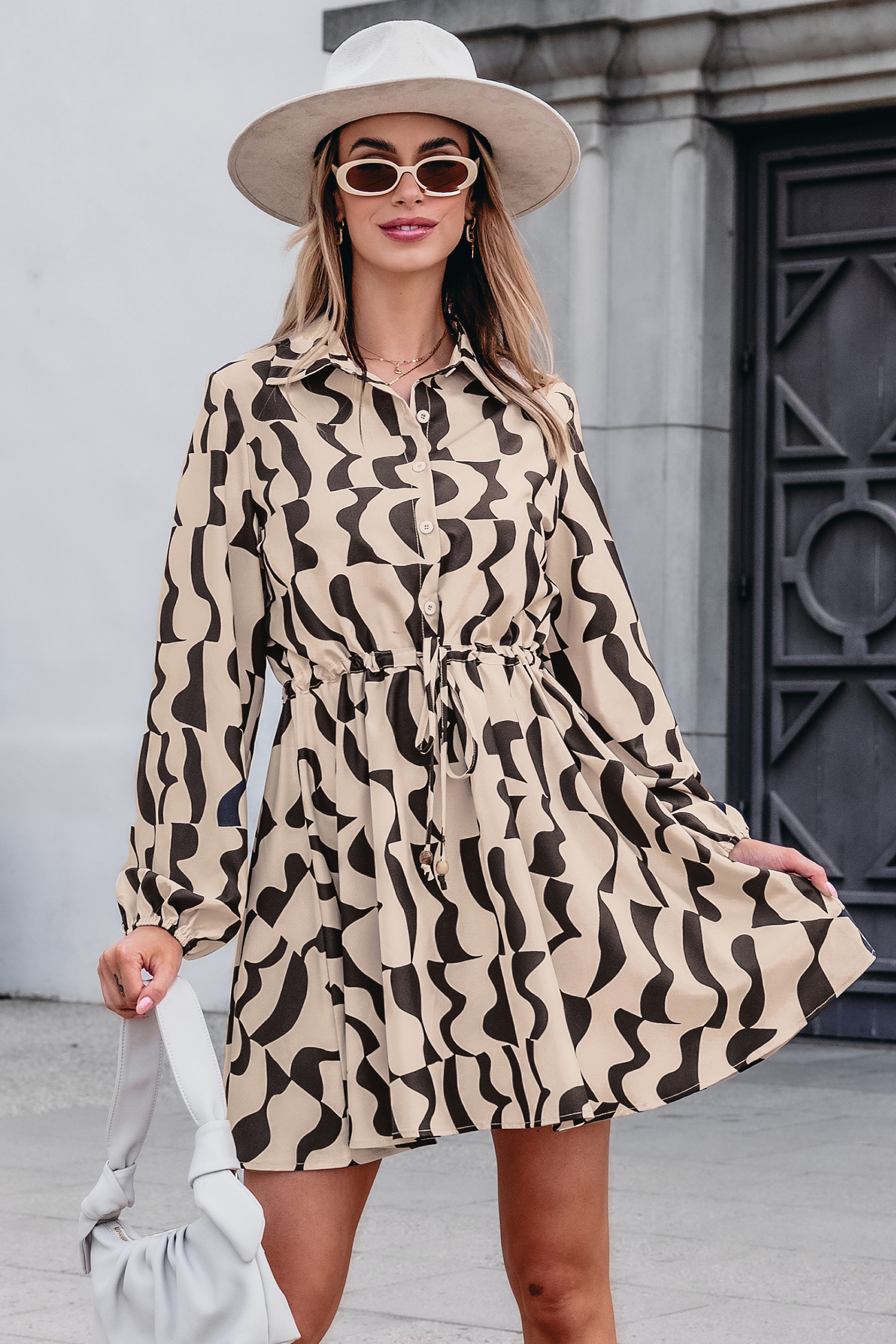 Bild von Abstraktes langärmeliges Minikleid mit Kragen