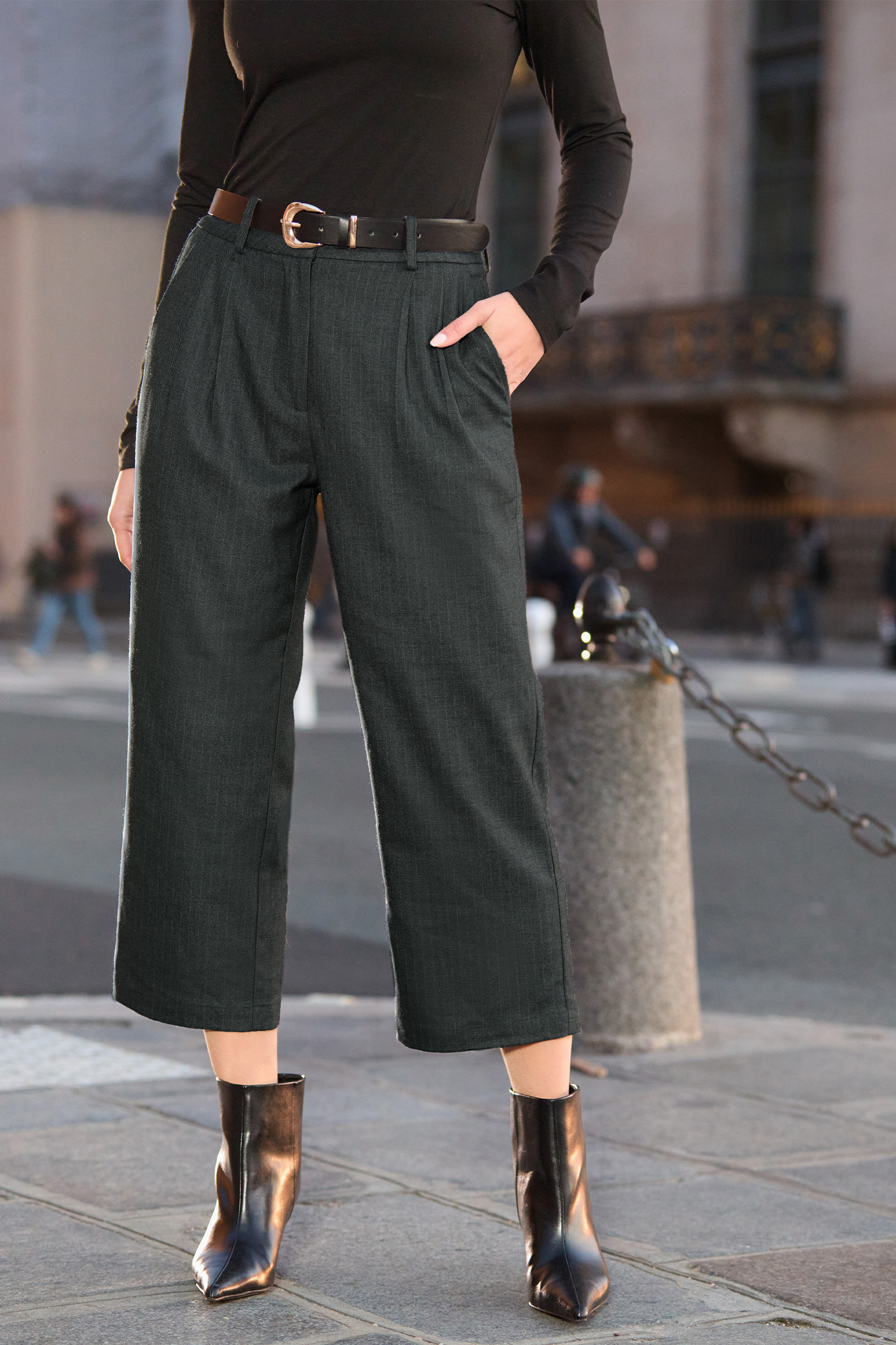 Bild von Graue gestreifte Hose mit geradem Bein