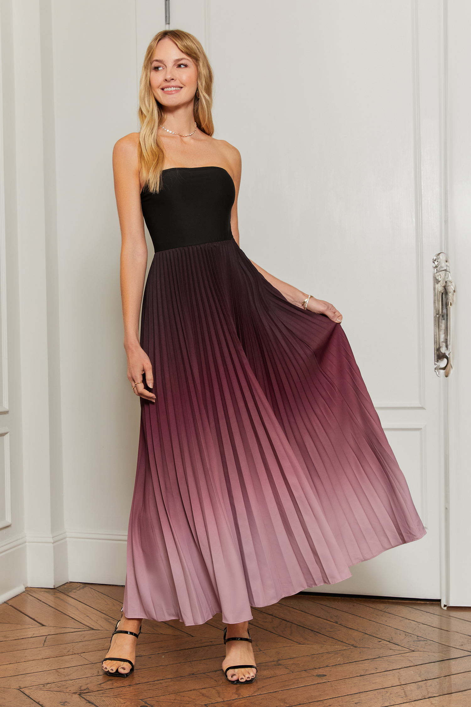 Bild von Rotes trägerloses plissiertes Maxikleid in Ombre