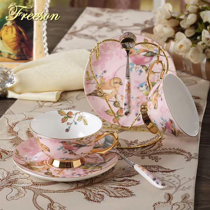 Bild von Pastoralen Vogel Bone China Tee Tasse Untertasse Löffel Set Europa Porzellan Kaffee Tasse 200ml