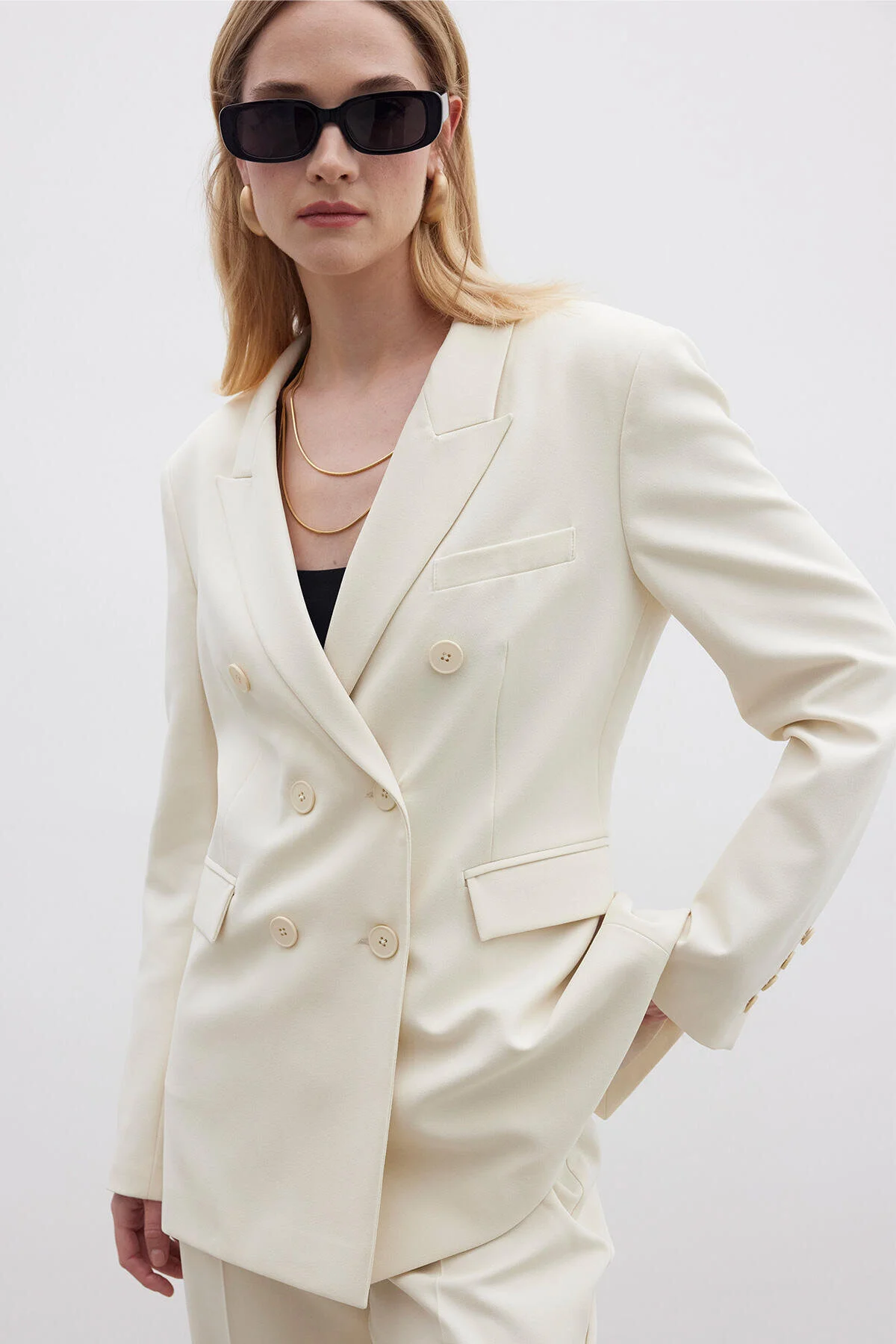 Bild von Manuka Beigefarbene, Figurbetonte Blazerjacke für Damen - L