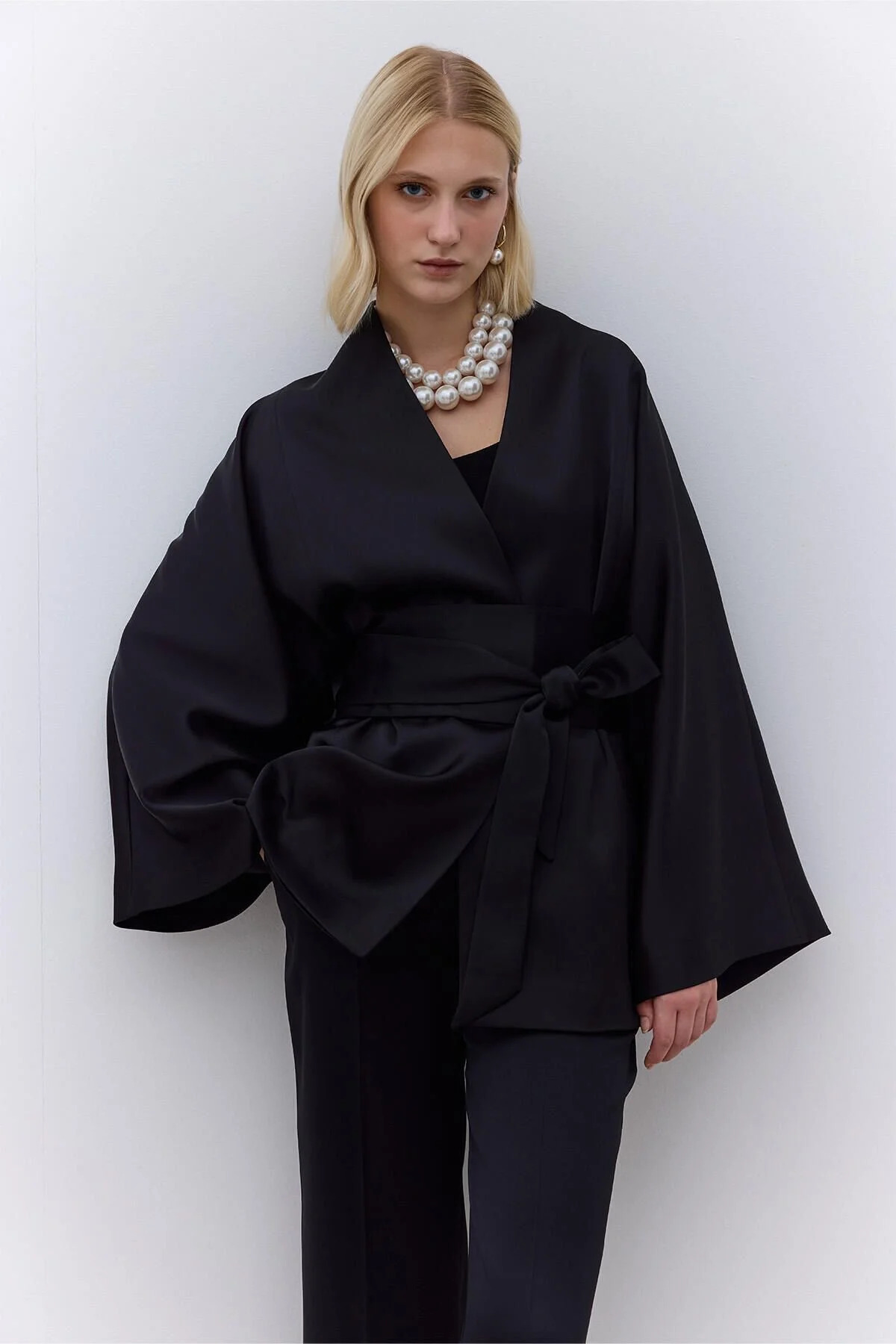 Bild von Manuka Schwarzer Kimono Aus Satin Mit Gürtel für Damen - S/M