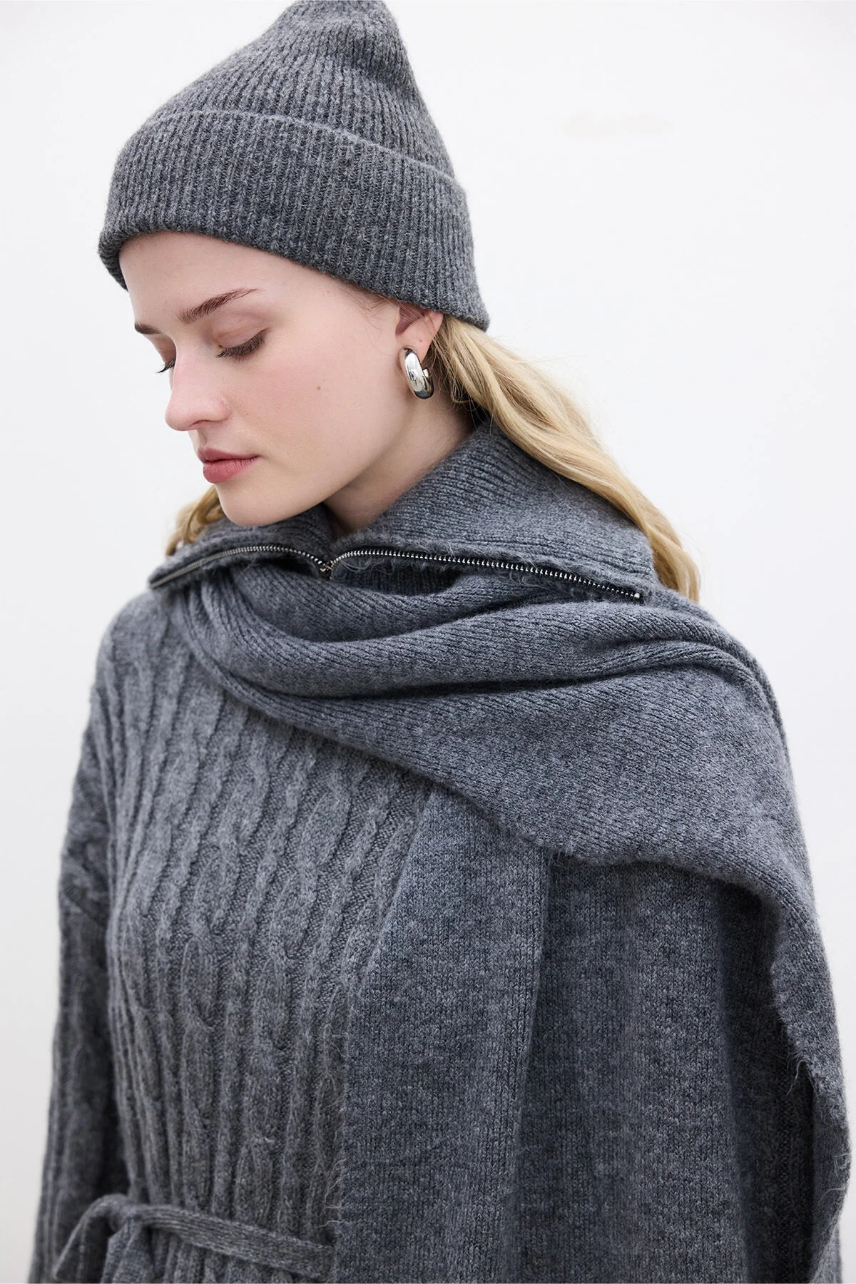 Bild von Manuka Anthrazitfarbener Umhang – Design Mit Hohem Kragen Und Schal für Damen - 12-14STD