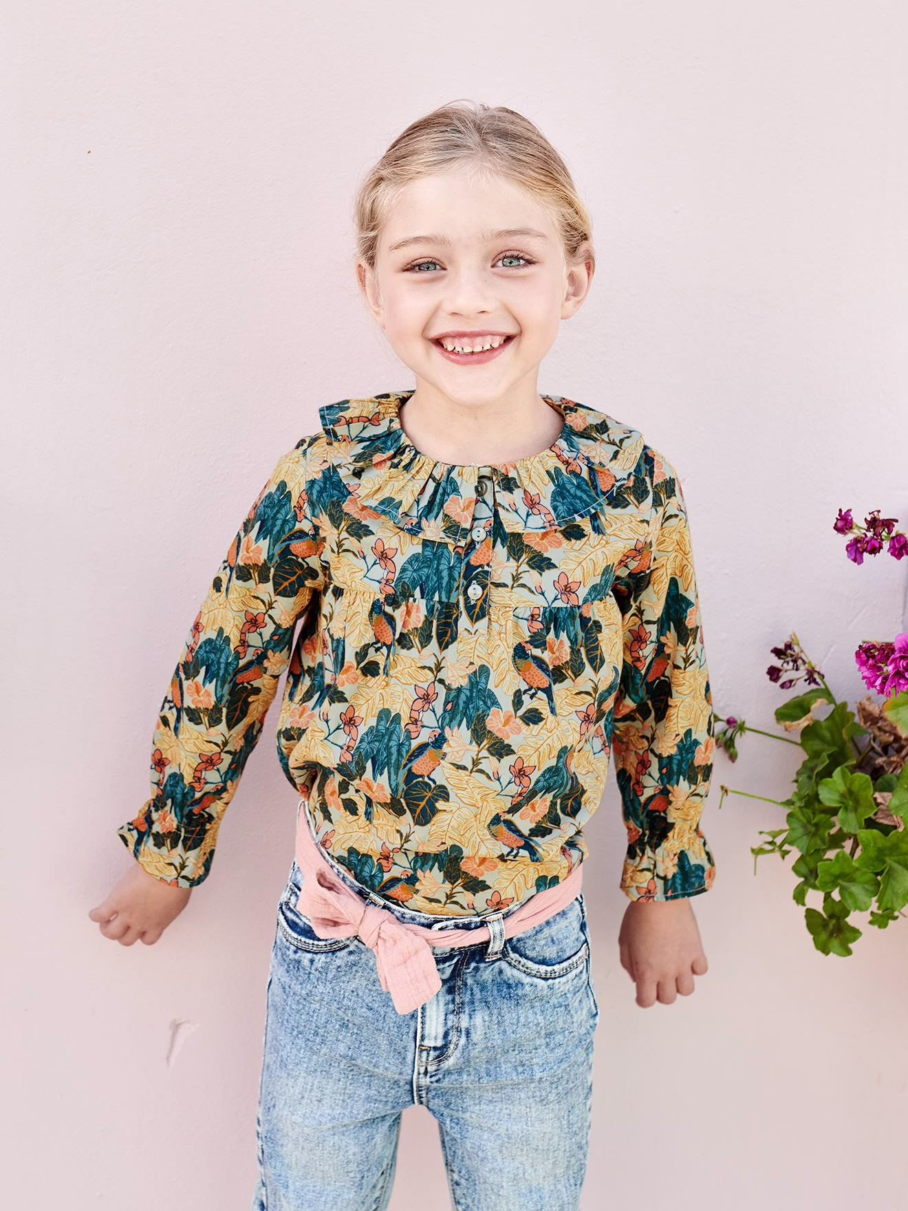 Bild von Mädchen Bluse mit Blumen