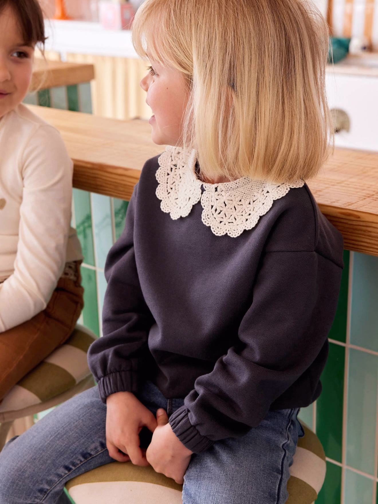 Bild von Mädchen Sweatshirt mit Makramee-Kragen