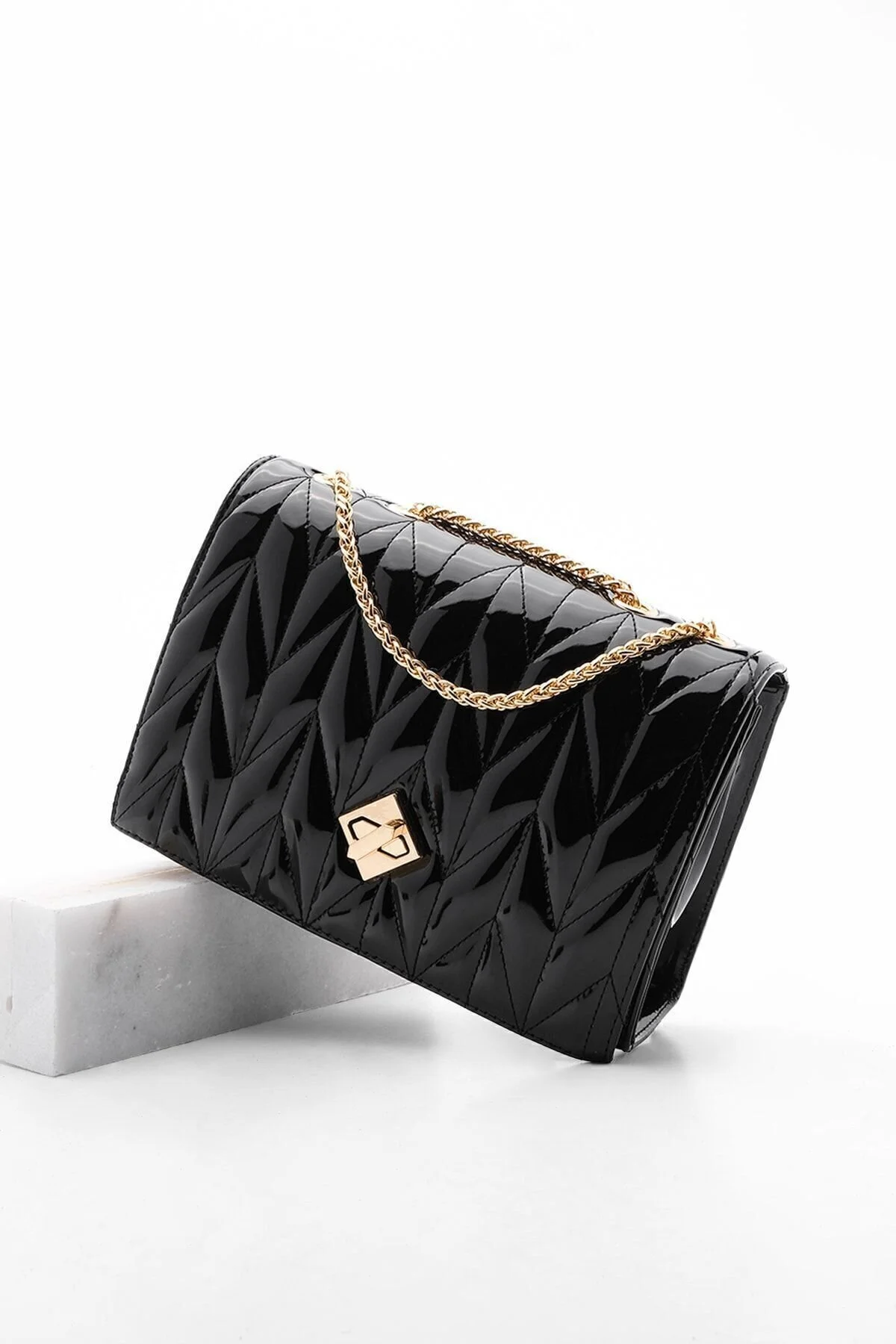 Bild von Marjin Goldfarbene Schultertasche Delbin Aus Schwarzem Lackleder Mit Kette für Damen - One Size