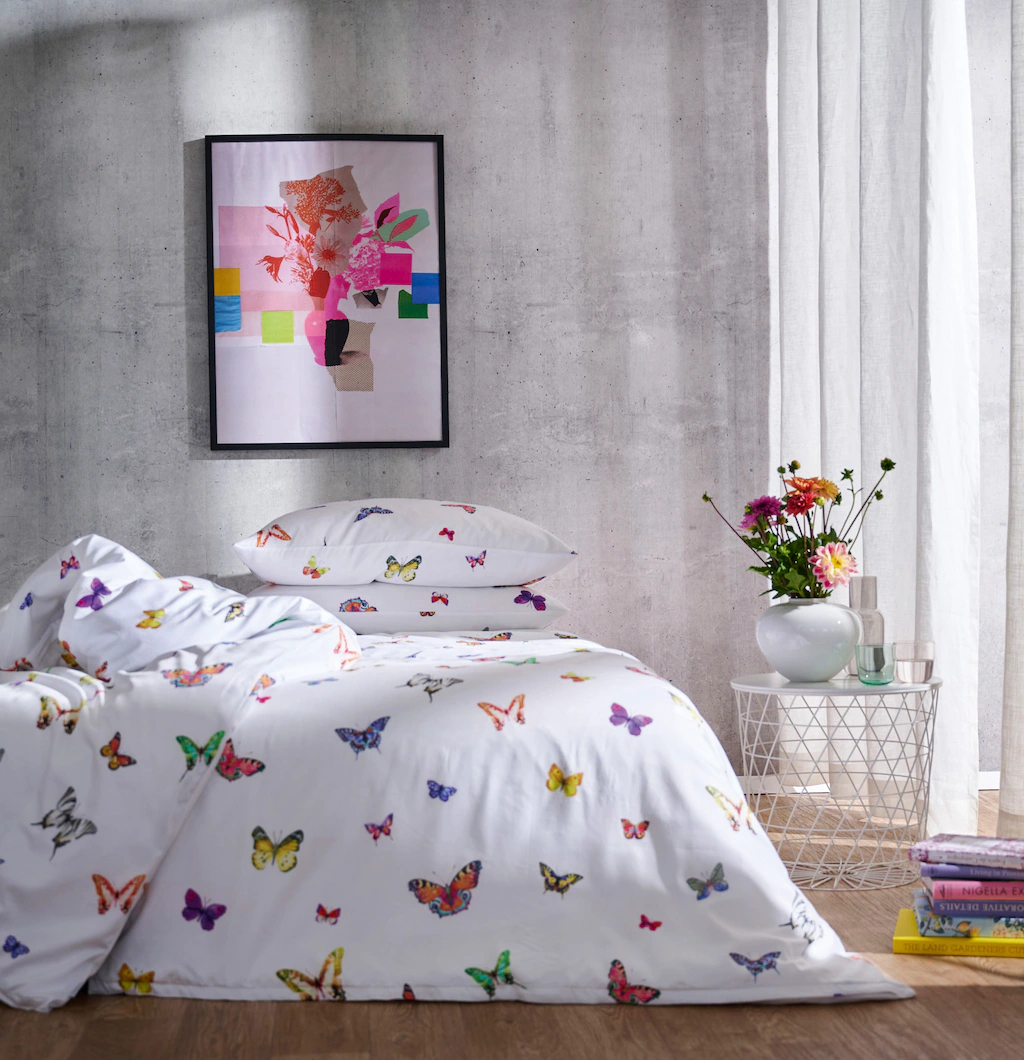 Bild von APELT Bettwäsche Lucky, Satin (Bio-Baumwolle), Farbig tanzende Schmetterlinge, modische Statement im Schlafbereich