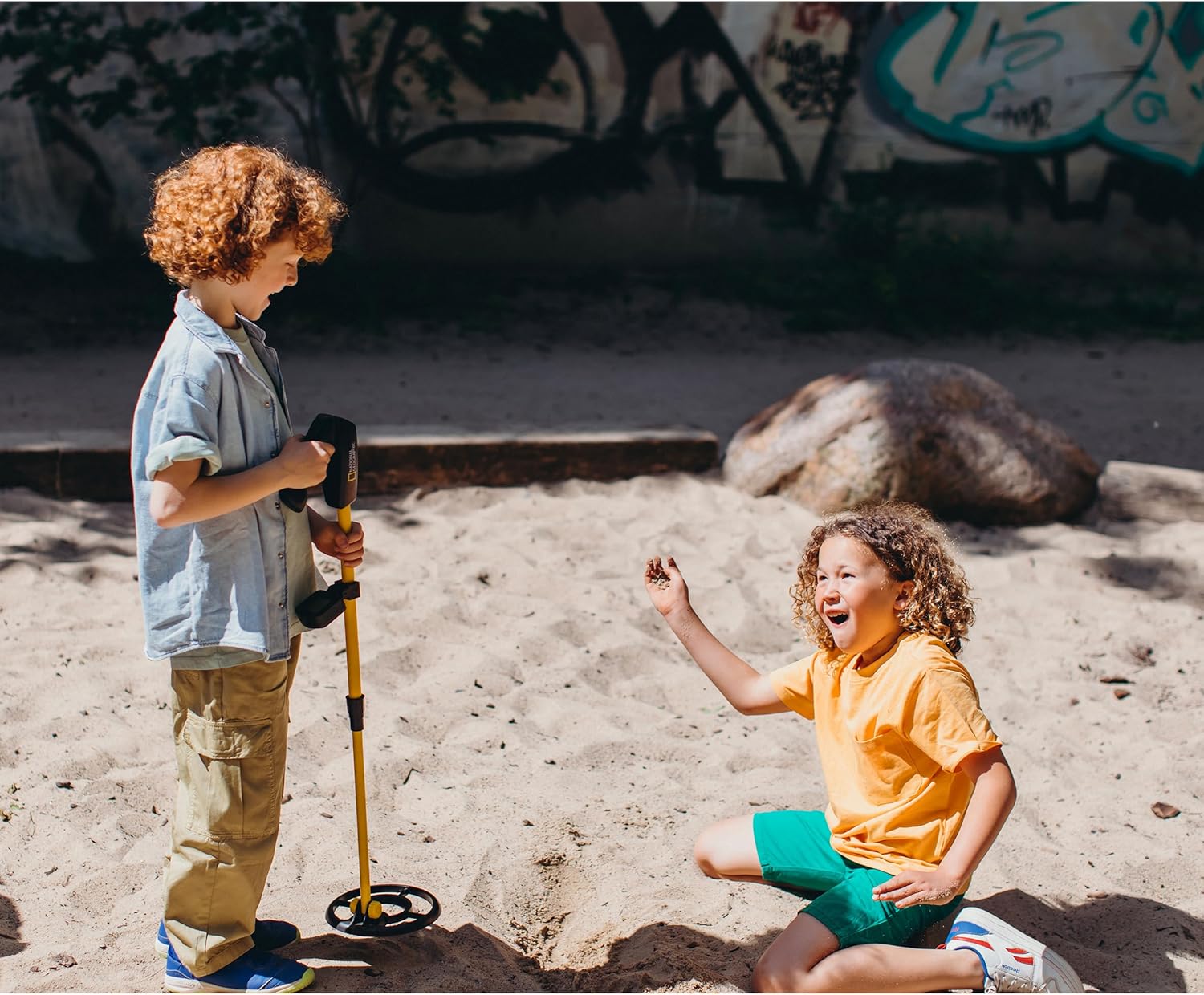 Bild von National Geographic Metalldetektor für Kinder mit 12 cm Suchtiefe, bis zu 15 cm wasserdichter Suchspule und LCD-Display, höhenverstellbar von 76 bis 88 cm, hochpräzises Metallsuchgerät für Anfänger