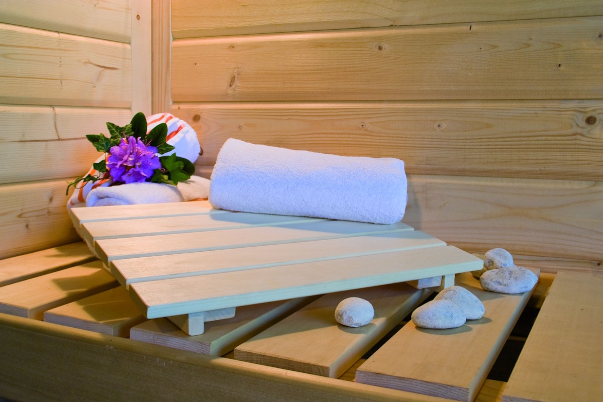 Bild von Karibu Sauna Mojave - Massivholzsauna mit Fronteinstieg 40 mm-9 kW Ofen integr. Steuerung-ohne Dachkranz-Ganzglastür in Graphit-Optik inkl. 8-teiligem gratis Zubehörpaket (Gesamtwert 191,92€)