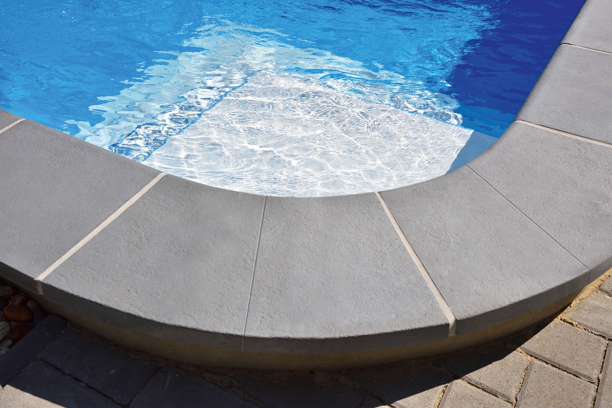 Bild von WESERWABEN® Pool- / Beckenrandsteine - Margo Perlgrau Innenrundung R120 50 x 31 x 3,2 cm Flache Steine
