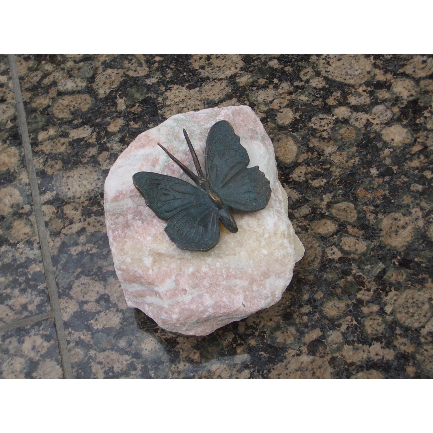 Bild von Deko-Figur Schmetterling auf Rosariofindling 8 cm