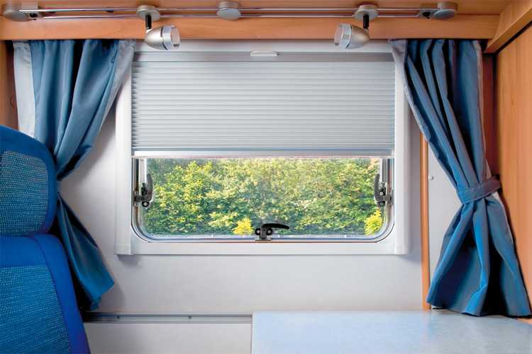Bild von Remis Fensterrollo mit stufenlos verstellbarem Fliegenschutz- und Verdunklungrollo (932936701)