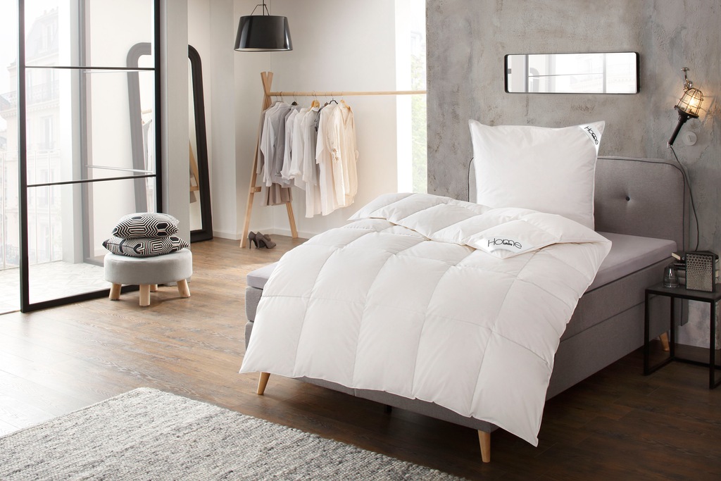 Bild von Home affaire Daunenbettdecke "Köniz, Bettdecke 135x200 cm, 155x220 cm und weiteren Größen", normal, Füllung 60% Daunen, 40% Federn, Bezug 100% Baumwolle, (1 St.), Bettdecken, Sommer, Winter, Decke ist Made in Green zertifiziert
