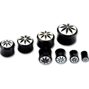 Bild von Organix Plug mit einem Blüten Motiv, schwarz auf weiß, 20mm Durchmesser