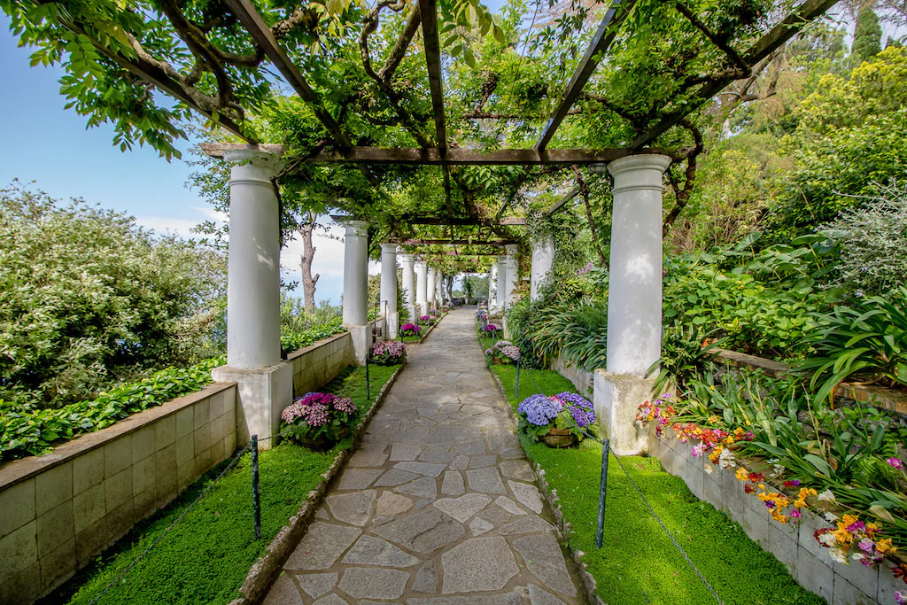 Bild von Papermoon Fototapete "Capri Pergola"