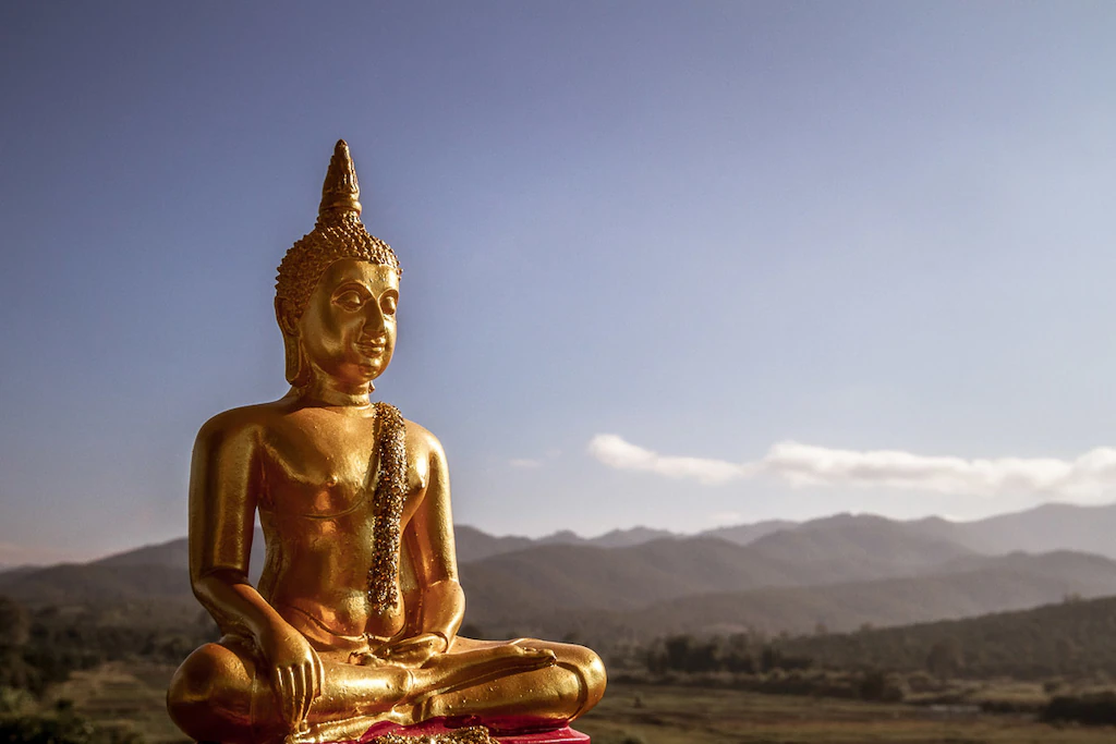 Bild von Papermoon Fototapete "Goldene Buddha-Statue"