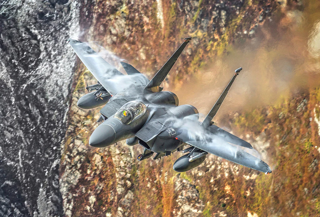 Bild von Papermoon Fototapete "F15 Fighter"