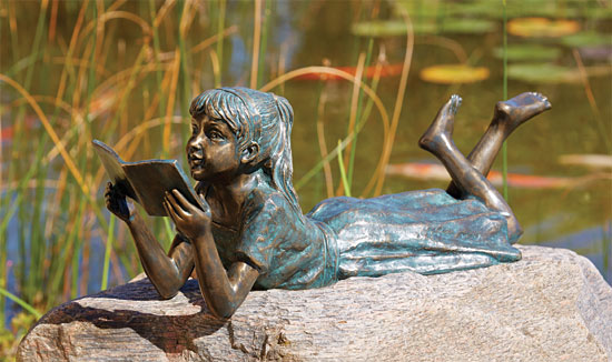 Bild von Gartenskulptur 'Lesendes Mädchen', Bronze