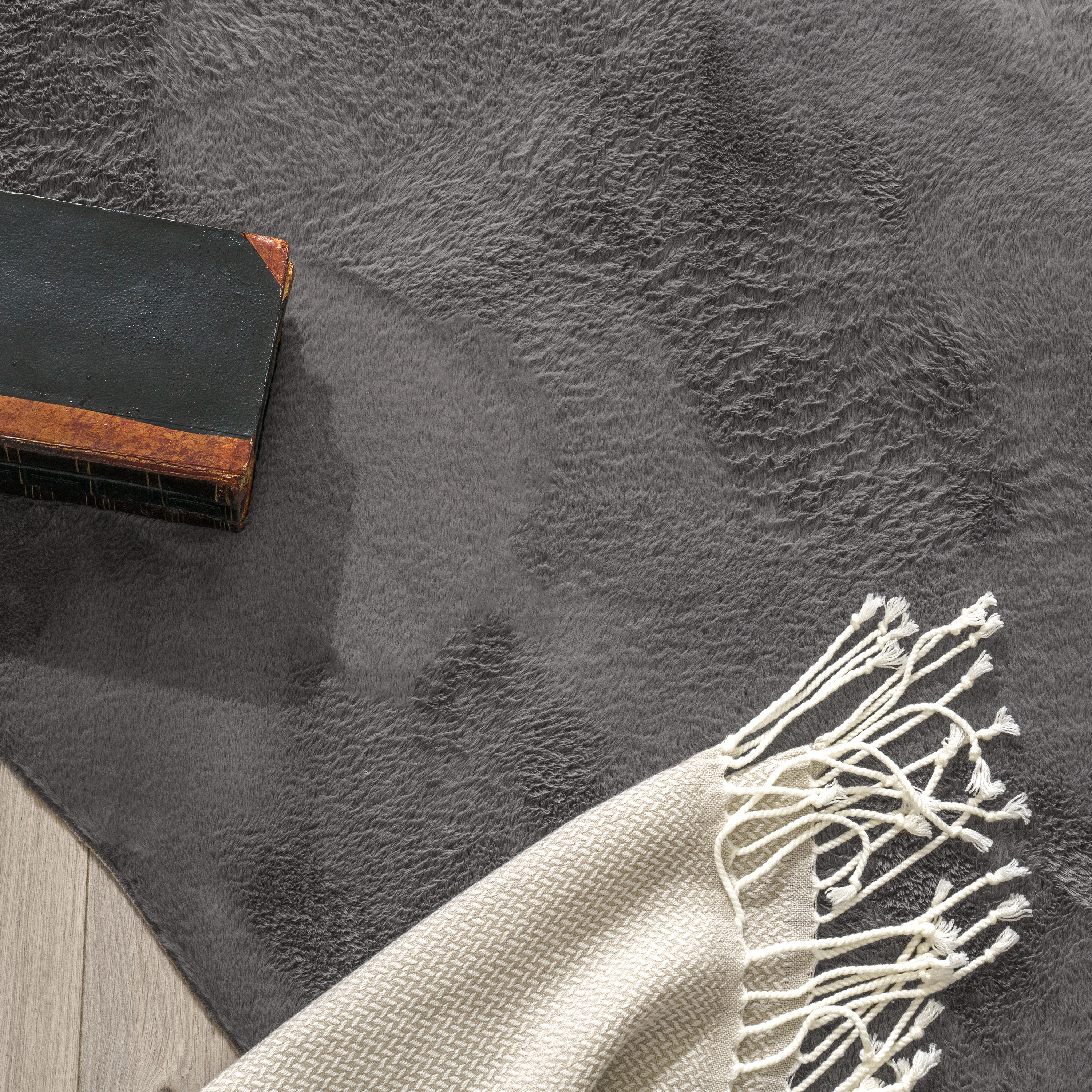 Bild von Fellteppich Pelsa anthrazit 140x200 cm fell-form