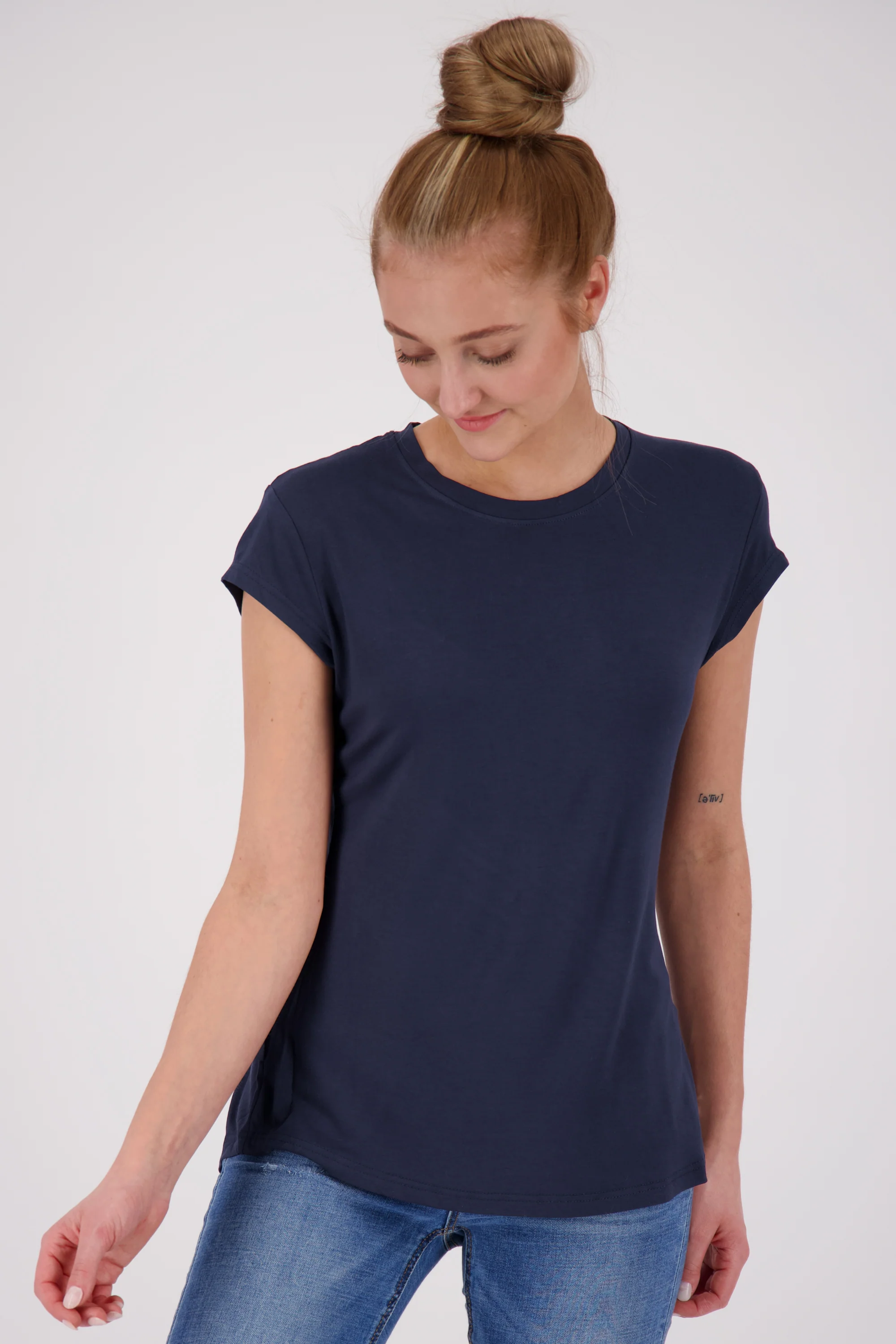 Bild von Vielseitiges Basic-Shirt für stylische Outfits: MimmyAK A von Alife and Kickin Dunkelblau