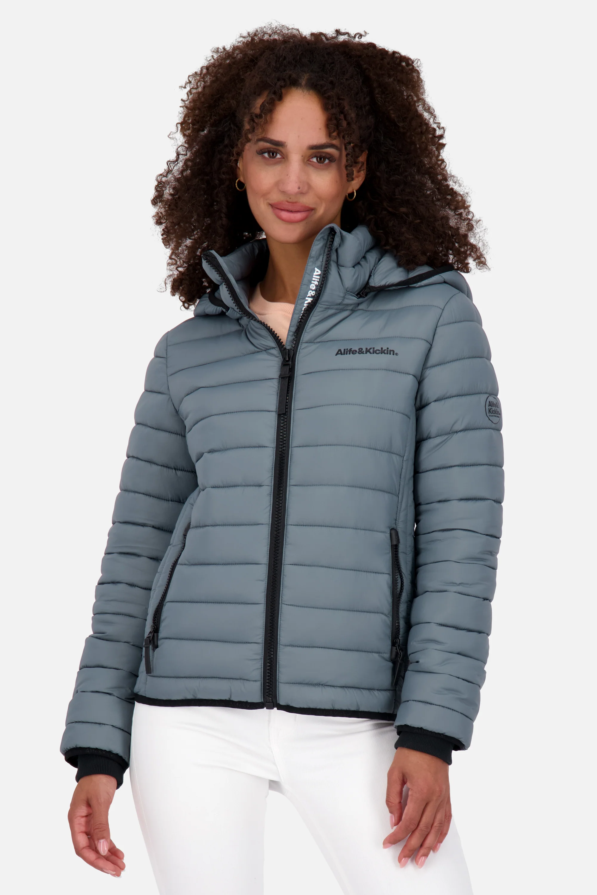 Bild von ALIFE and Kickin NadjaAK A Puffer Jacket - Übergangsjacke Damen mit Kapuze, leichte Steppjacke in Daunenoptik, Warme Wattierung, Damen Übergangsjacke, Steppjacke Basalt XS