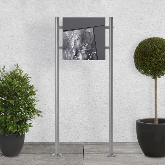 Bild von Standbriefkasten mit Zeitungsfach 37x36,5x11 cm Anthrazit/Schwarz-Marmoroptik aus Stahl ML-Design, Modernes Asymetrisches Design, Standhöhe 120cm Silber Doppelfuß