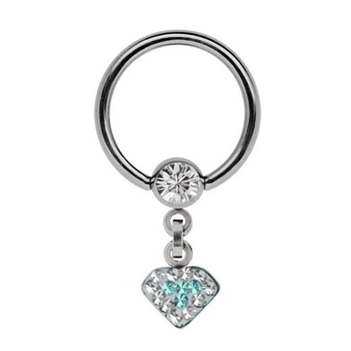 Bild von Adelia's Intimpiercing mit Kette und Strasssteinen