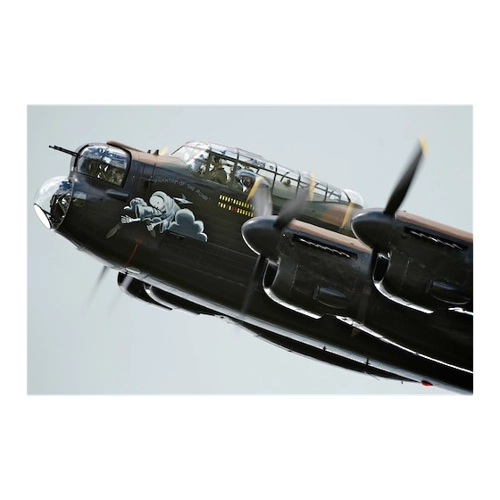 Bild von Papermoon Fototapete Lancaster BBMF Bomber – Beeindruckende Wandgestaltung für Ihr Zuhause