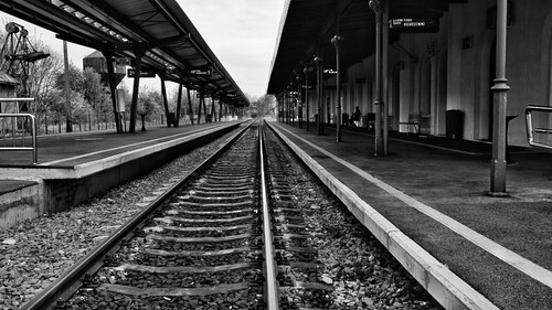 Bild von Papermoon Fototapete »Bahnsteig Schwarz & Weiß«