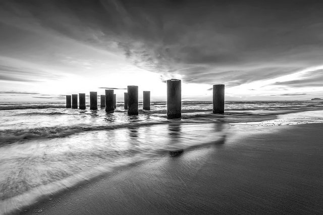 Bild von Papermoon Fototapete »Strand Schwarz & Weiß«