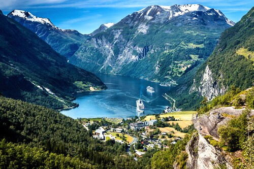 Bild von Papermoon Fototapete »Landschaft mit Bergen«
