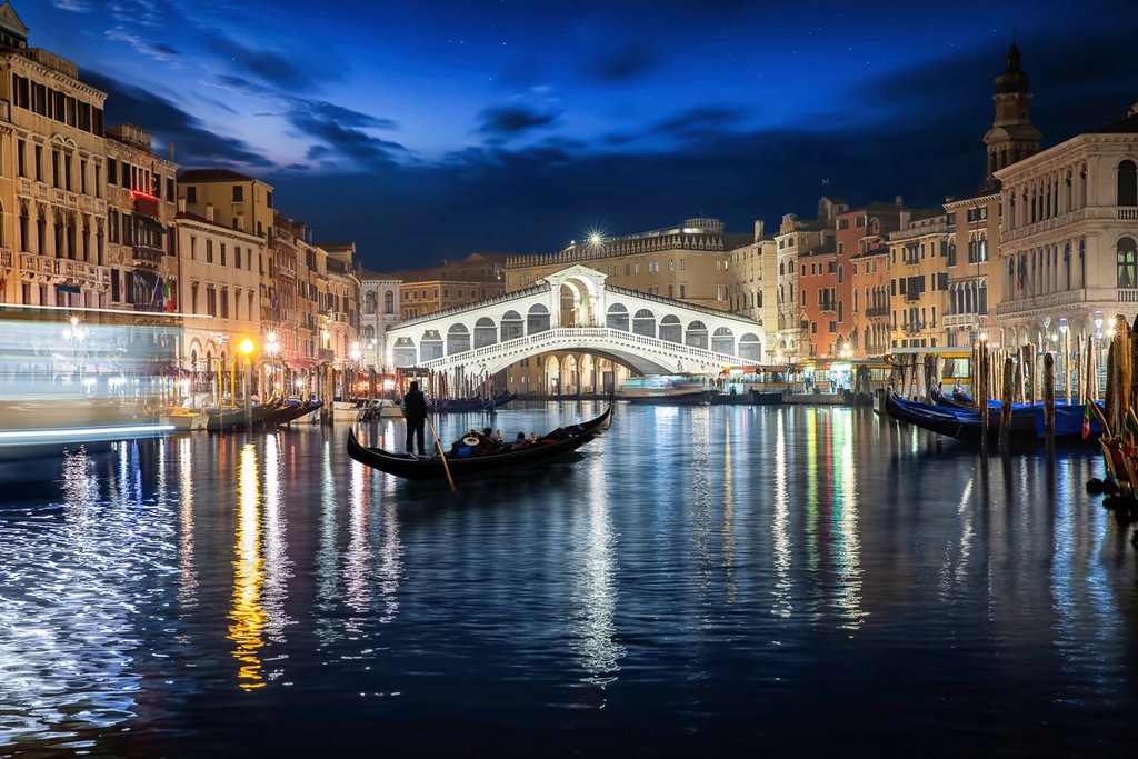 Bild von Papermoon Fototapete "Venedig bei Nacht"