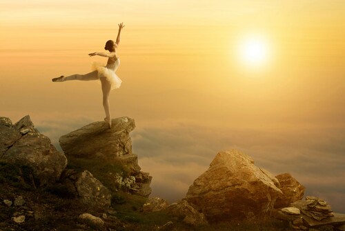 Bild von Papermoon Fototapete »Ballett Tänzerin auf Berg«