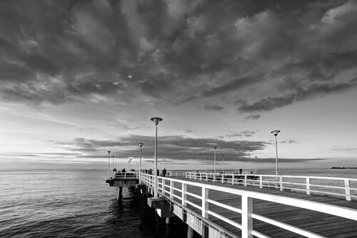 Bild von Papermoon Fototapete "Steg im Wasser Schwarz & Weiß"