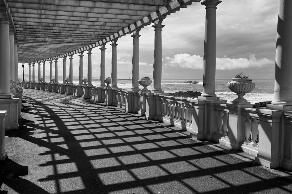Bild von Papermoon Fototapete "Gebäude Schwarz & Weiß"